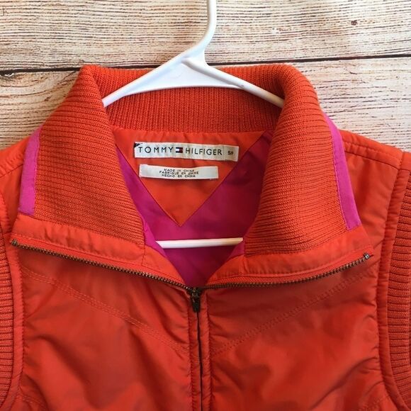 TOMMY HILFIGER QUILTED VEST IN ORANGE‎ - Picture 2 of 7